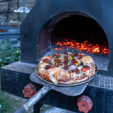 Stayvista At Floradale W Jacuzzi & Wood-Fire Pizza 카사울리 외부 사진