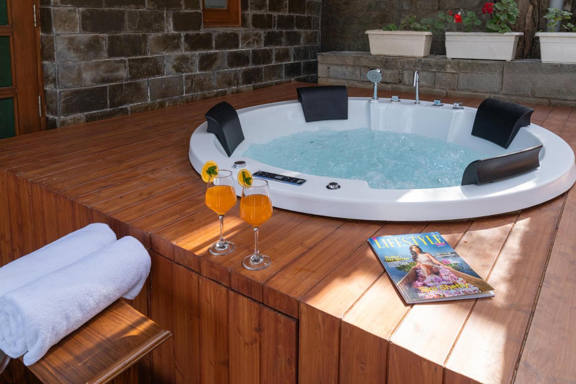 Stayvista At Floradale W Jacuzzi & Wood-Fire Pizza 카사울리 외부 사진