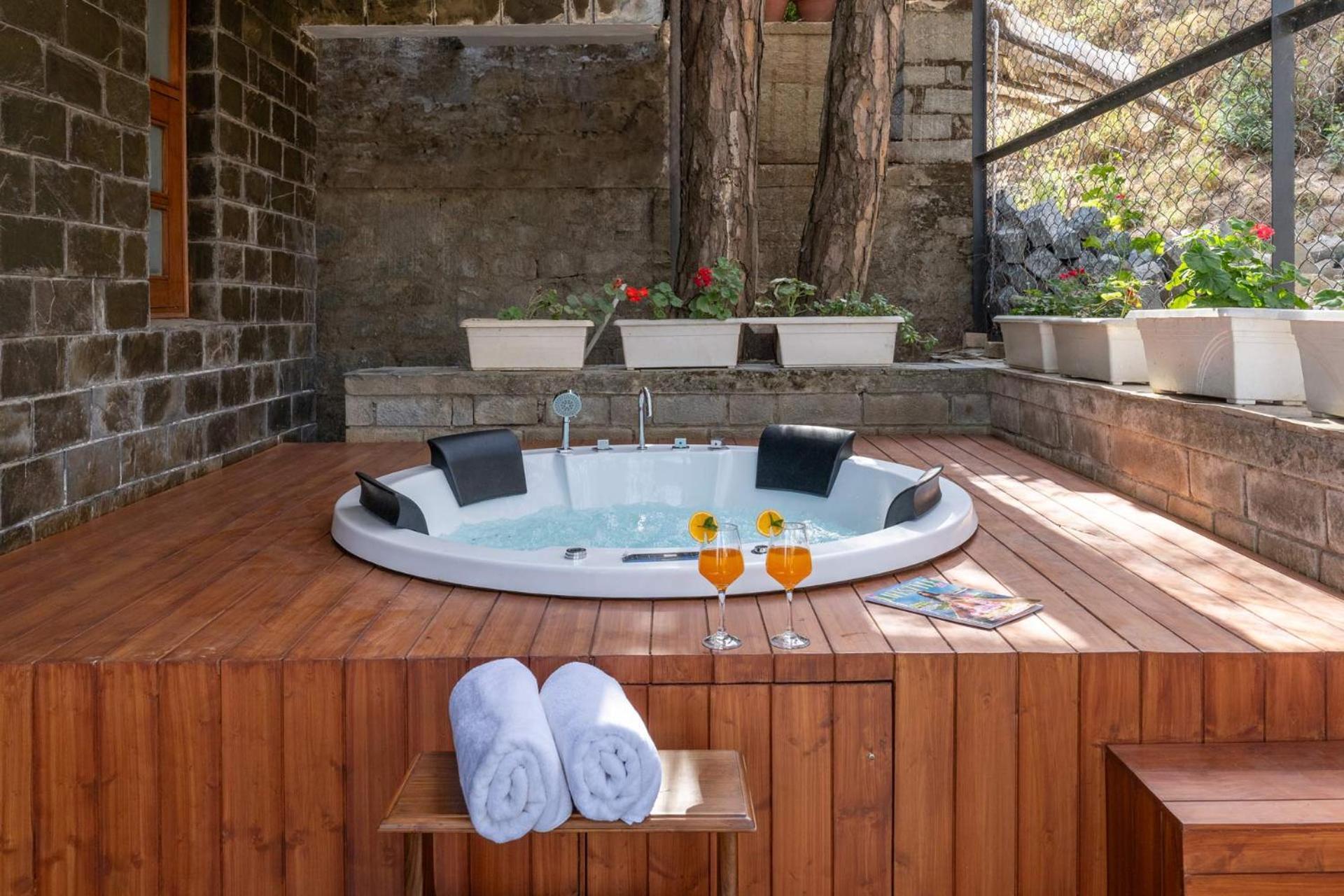 Stayvista At Floradale W Jacuzzi & Wood-Fire Pizza 카사울리 외부 사진